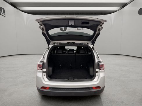 Used 2025 Jeep Compass Latitude image 11