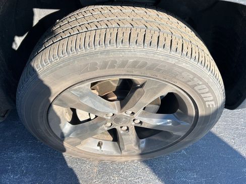 Used 2023 Jeep Grand Cherokee Altitude image 2