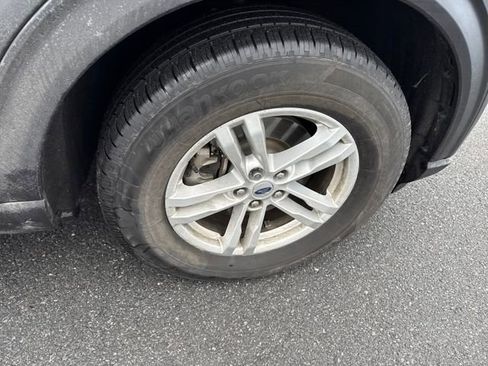 Used 2024 Ford Explorer XLT image 11