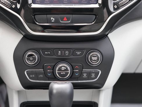 Used 2019 Jeep Cherokee Limited AWD/4WD image 29