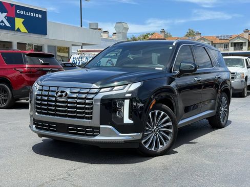 Used 2025 Hyundai Palisade Calligraphy FWD image 2