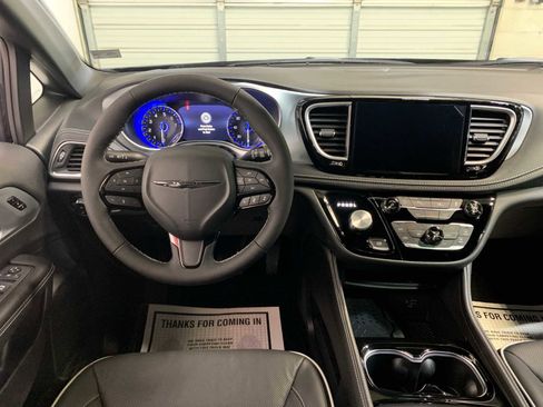 New 2026 Chrysler Pacifica Limited image 4