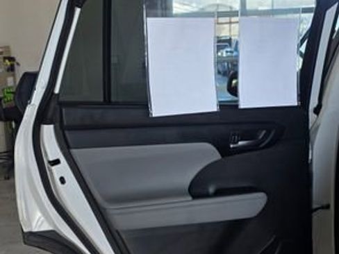 Used 2022 Toyota Highlander XLE image 23