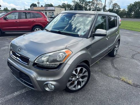 Used 2013 Kia Soul ! FWD image 2