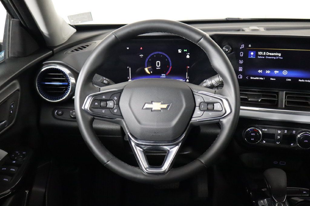 Used 2025 Chevrolet Trax LT w/ Sunroof Package FWD image 7