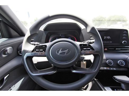 Certified 2025 Hyundai Elantra SE FWD image 17