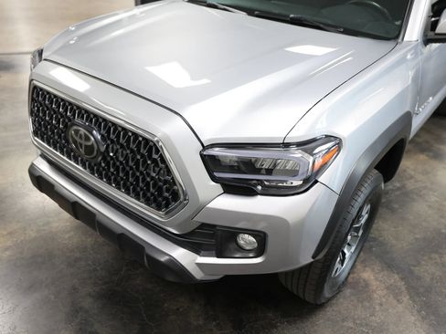 Used 2019 Toyota Tacoma TRD Off-Road w/ Technology Package image 11