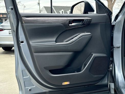 Used 2021 Toyota Highlander Platinum image 12