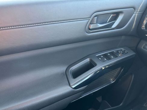 Used 2025 Nissan Pathfinder SV image 18