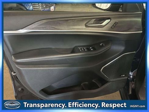 Used 2023 Jeep Grand Cherokee L Limited AWD/4WD image 17