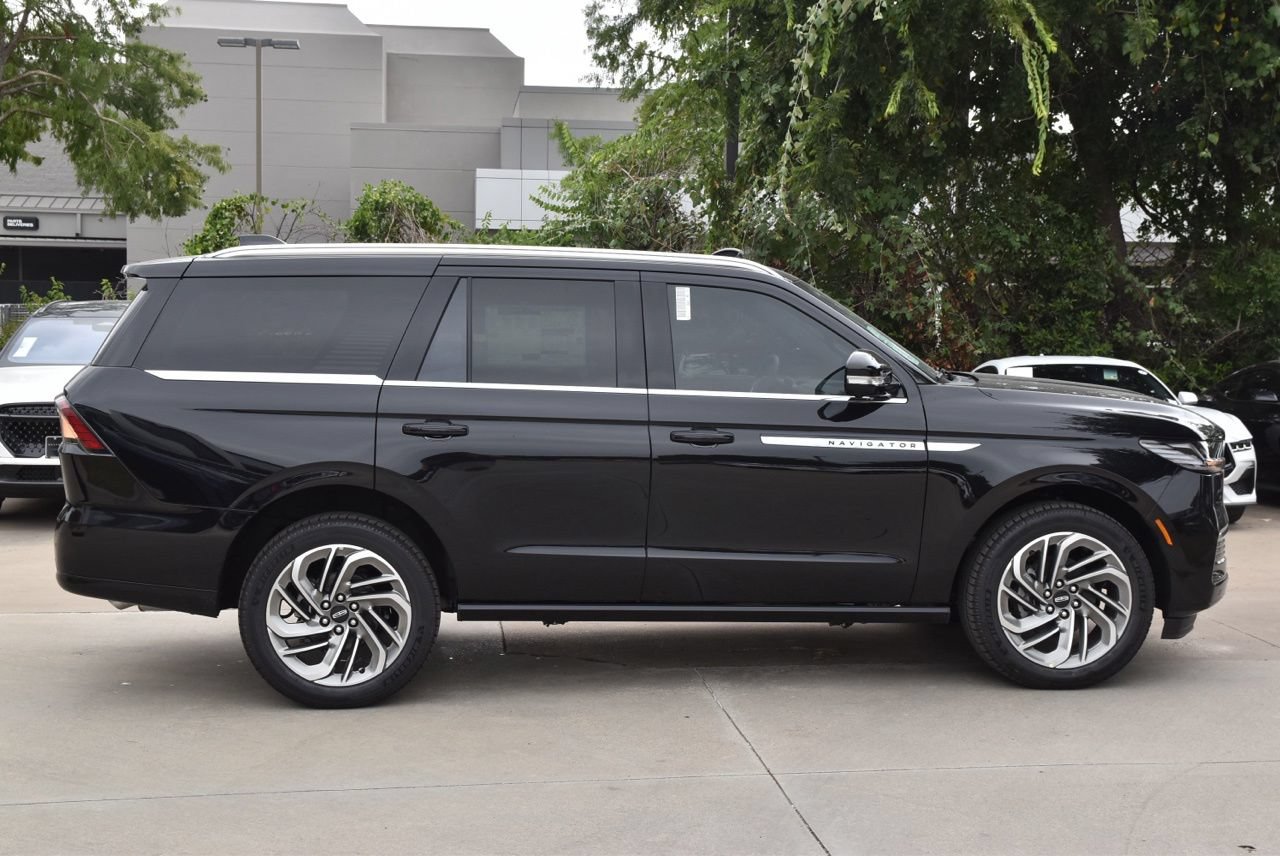 New 2027 Lincoln Navigator Reserve AWD/4WD image 5