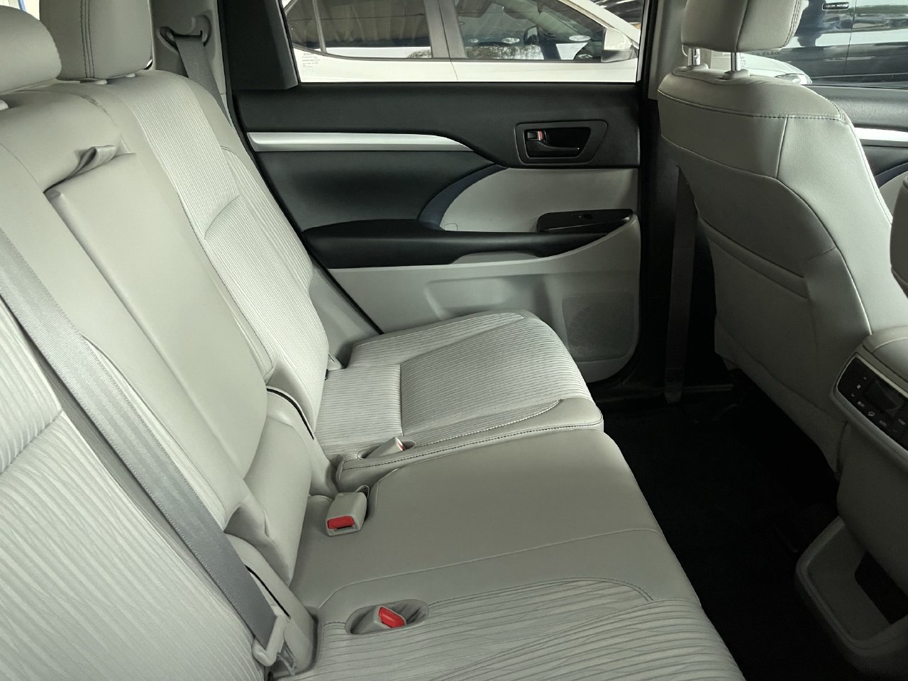 Used 2017 Toyota Highlander Plus w/ Carpet Mat Package FWD image 9