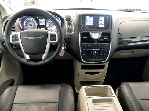 Used 2015 Chrysler Town & Country Touring FWD image 18