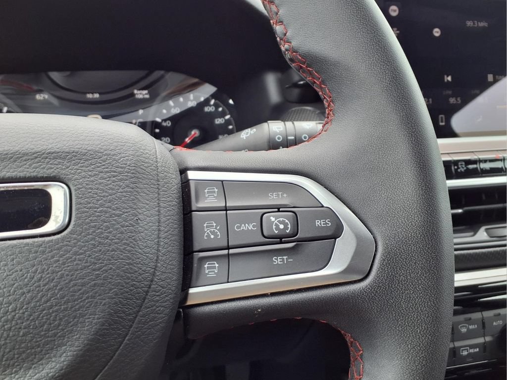 Used 2025 Jeep Compass Trailhawk AWD/4WD image 17
