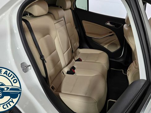 Used 2020 Mercedes-Benz GLA 250 4MATIC w/ Premium Package image 37