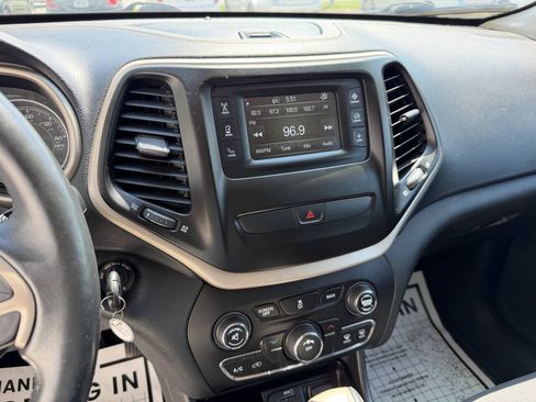 Used 2016 Jeep Cherokee Latitude w/ Cold Weather Group AWD/4WD image 14