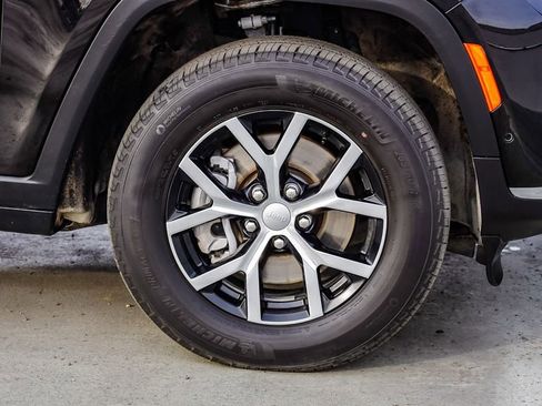 Certified 2024 Jeep Grand Cherokee L Limited w/ Luxury Tech Group II image 10