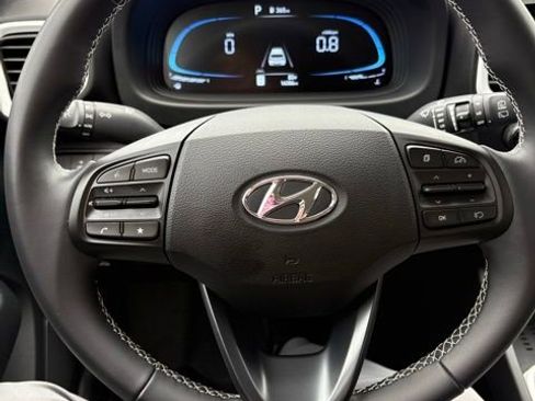 Used 2025 Hyundai Venue Limited FWD image 8