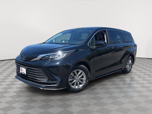Used 2022 Toyota Sienna LE FWD image 1