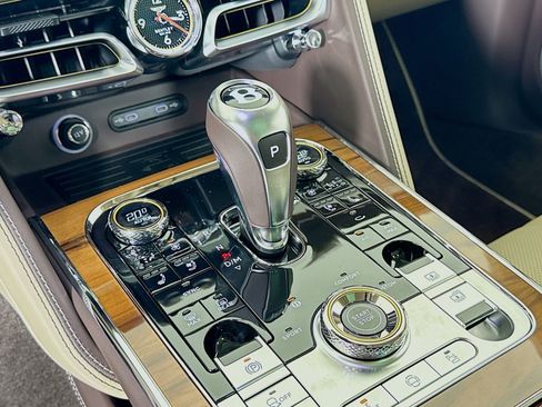 New 2026 Bentley Flying Spur Plug-In Hybrid image 14