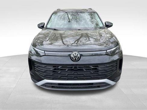 Used 2025 Volkswagen Tiguan S image 3