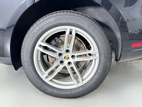 Certified 2025 Porsche Macan AWD/4WD image 31