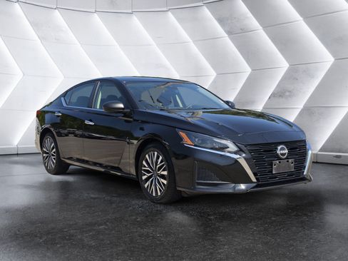 Used 2024 Nissan Altima 2.5 SV FWD image 2