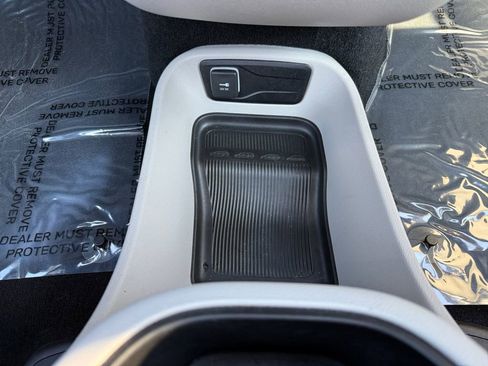 Used 2024 Chrysler Pacifica Touring-L image 15