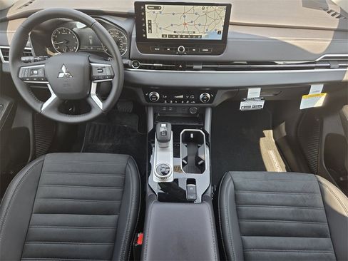 New 2025 Mitsubishi Outlander SE image 18
