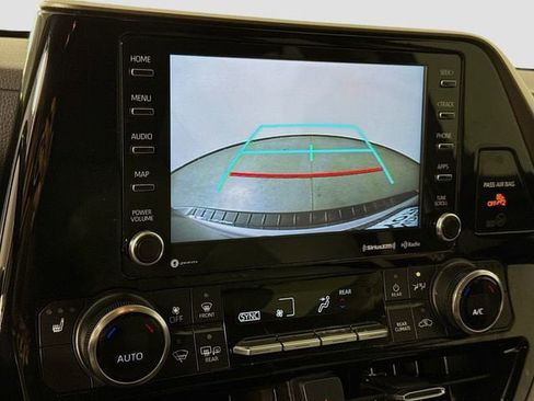 Used 2022 Toyota Highlander XLE FWD image 13