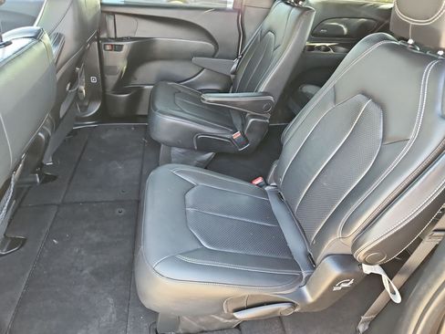 Used 2018 Chrysler Pacifica Touring-L FWD image 22