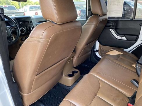 Used 2016 Jeep Wrangler Unlimited Sahara w/ Connectivity Group AWD/4WD image 13
