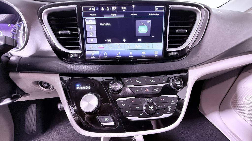 Used 2023 Chrysler Pacifica Touring-L FWD image 14