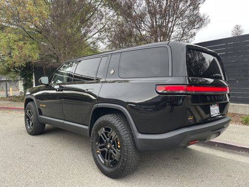 Used 2025 Rivian R1S Premium image 11