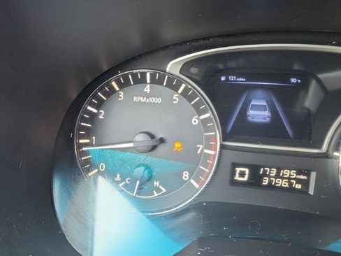 Used 2014 Nissan Altima 2.5 SV w/ Convenience Package FWD image 7