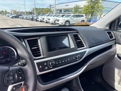 Used 2019 Toyota Highlander LE FWD image 32