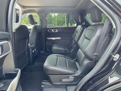 Used 2022 Ford Explorer XLT AWD/4WD image 13