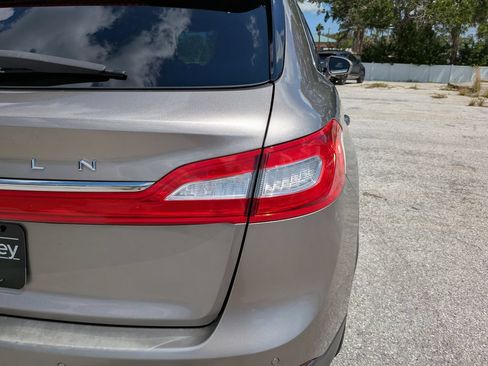 Used 2018 Lincoln MKX Reserve w/ Cargo Utility Package FWD image 11