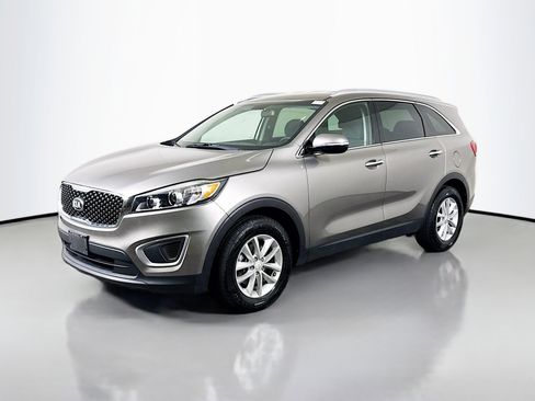 Used 2018 Kia Sorento LX image 4