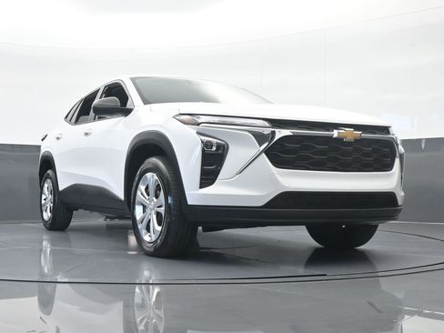 Used 2024 Chevrolet Trax LS w/ Driver Confidence Package image 59