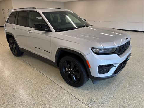 Used 2024 Jeep Grand Cherokee Altitude AWD/4WD image 5