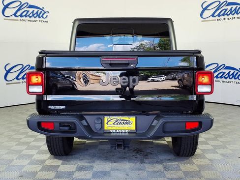 Used 2022 Jeep Gladiator Sport image 4