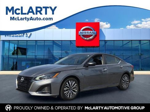 Used 2025 Nissan Altima 2.5 SV FWD image 1