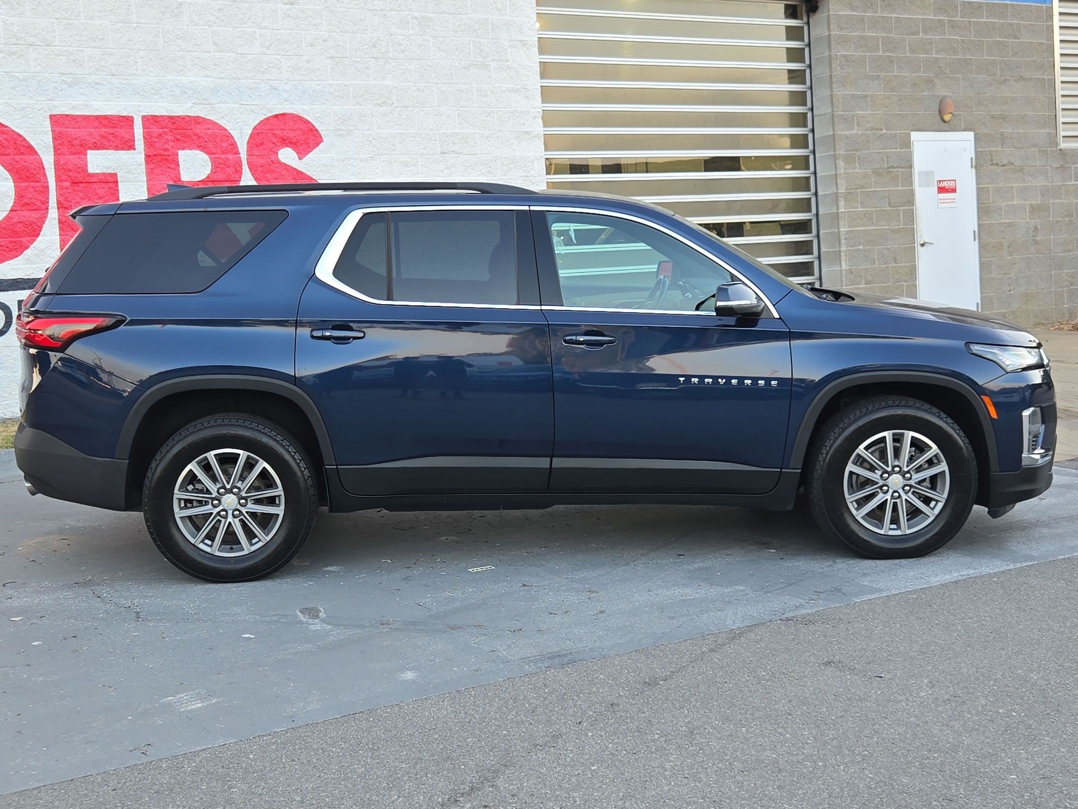 Used 2022 Chevrolet Traverse LT FWD image 8