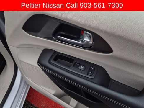Used 2024 Chrysler Pacifica Limited FWD image 15