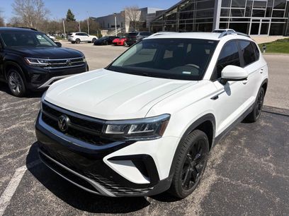 Used 2023 Volkswagen Taos SE w/ Black Wheel Package