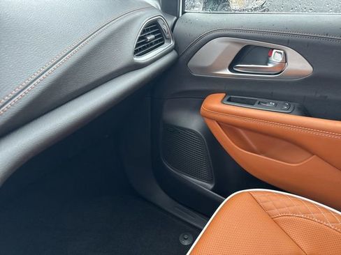 New 2026 Chrysler Pacifica Pinnacle image 32