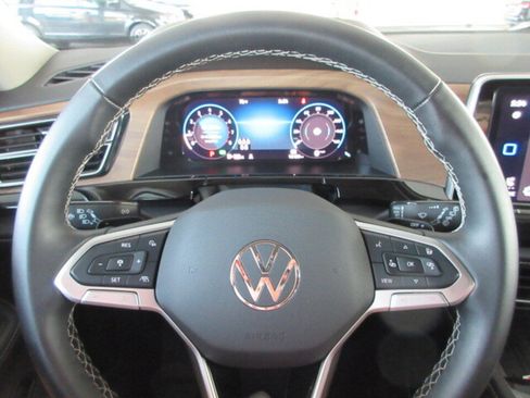 Used 2025 Volkswagen Atlas SE image 21