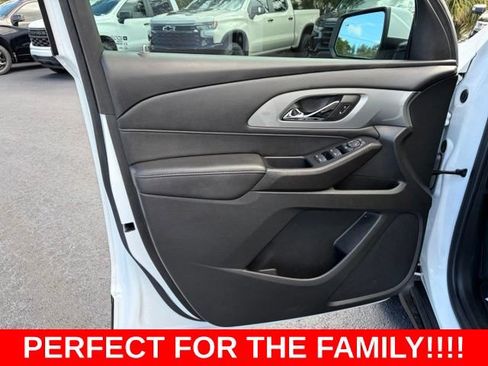 Used 2022 Chevrolet Traverse LT FWD image 12