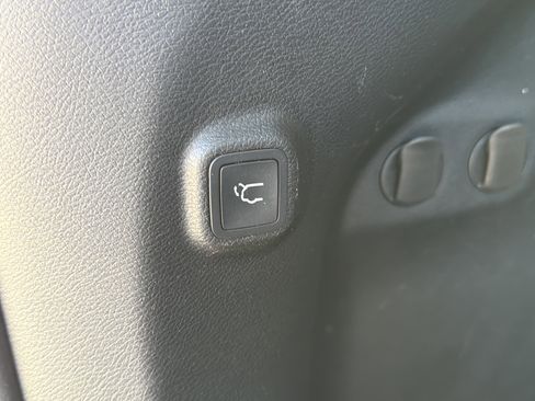 Used 2020 Jeep Cherokee Latitude Plus w/ Comfort/Convenience Group image 19